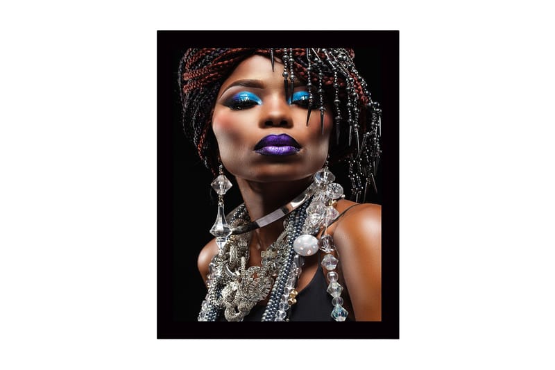 Indrammet lærredstryk i træ - 41x56 cm - Portræt af en kvinde med dramatisk makeup og smykker - Blå / Lilla / Sort - Boligtilbehør - Billeder & kunst