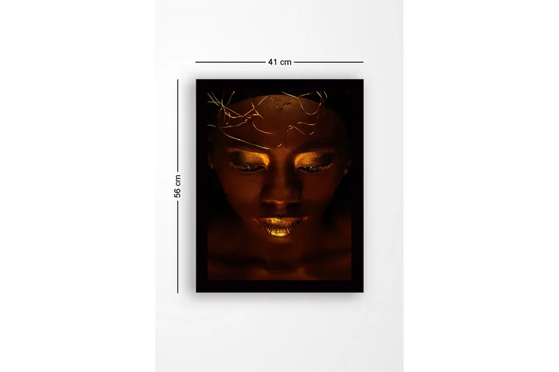 Indrammet lærredstryk i træ - 41x56 cm - Portræt af en kvinde med gyldne detaljer og et mystisk udtryk - Mørkebrun / Guld - Boligtilbehør - Billeder & kunst