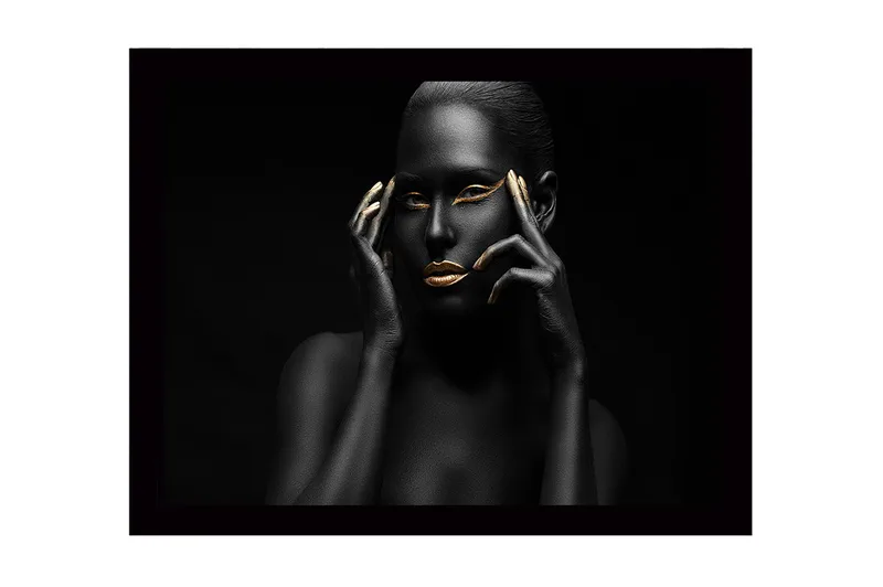 Indrammet lærredstryk i træ - 41x56 cm - Portræt af en kvinde med sort hud og gyldne detaljer, Sort / Guld