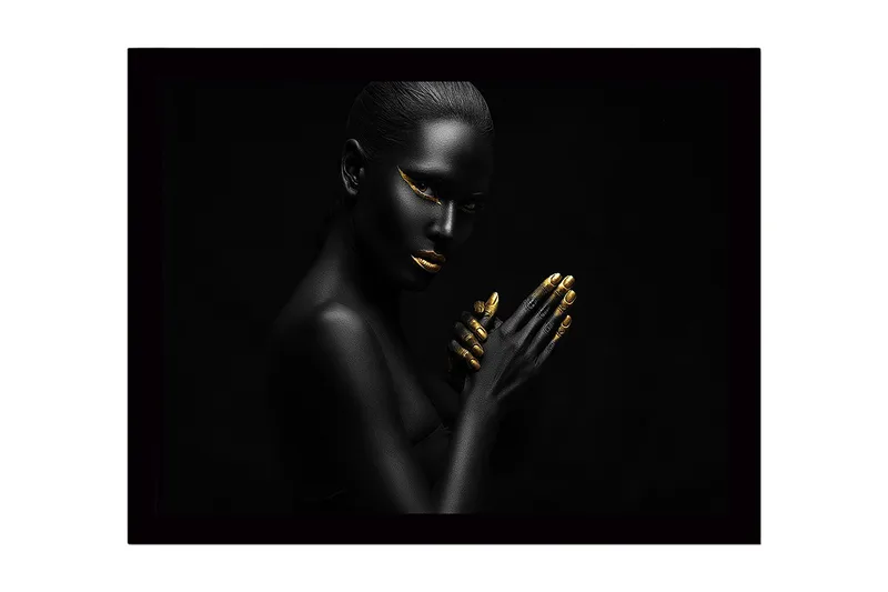 Indrammet lærredstryk i træ - 41x56 cm - Portræt af en kvinde med sort hud og gyldne detaljer, Sort / Guld