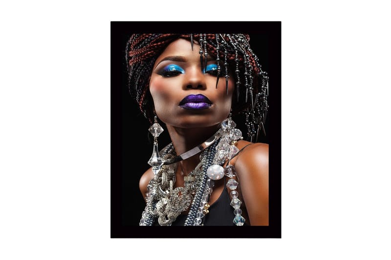 Indrammet lærredstryk i træ - 41x56 cm - Portræt af en kvinde med dramatisk makeup og smykker, Blå / Lilla / Sort