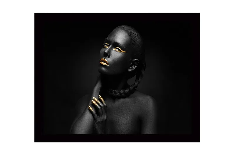 Indrammet lærredstryk i træ - 41x56 cm - Portræt af en kvinde med sort hud og gyldne detaljer, Sort / Guld