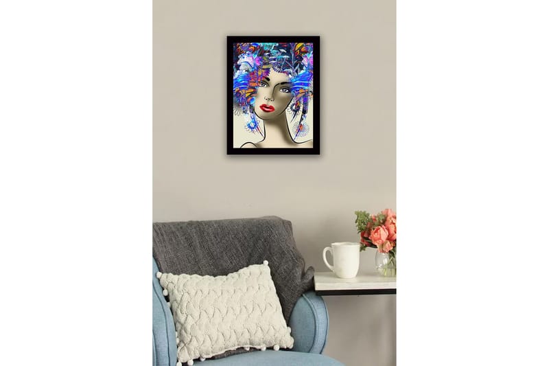Indrammet lærredstryk i træ - 41x56 cm - Portræt af en kvinde med farverig frisure og stærke ansigtstræk - Blå / Rød / Lilla - Boligtilbehør - Billeder & kunst