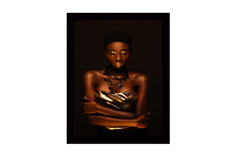 Indrammet lærredstryk i træ - 41x56 cm - Portræt af en kvinde med gyldne detaljer og en elegant pose, Guld / Mørkebrun / Sort