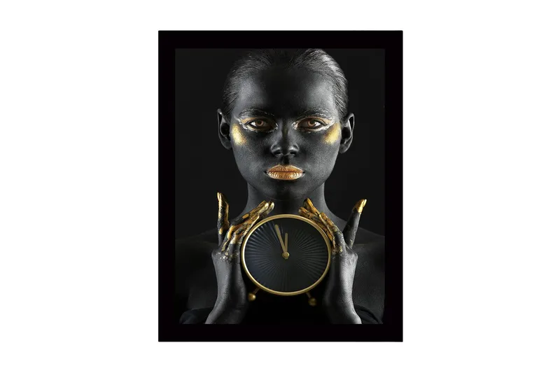 Indrammet lærredstryk i træ - 41x56 cm - Portræt af en kvinde med sort hud og gyldne detaljer, der holder et ur, Sort / Guld / Brun