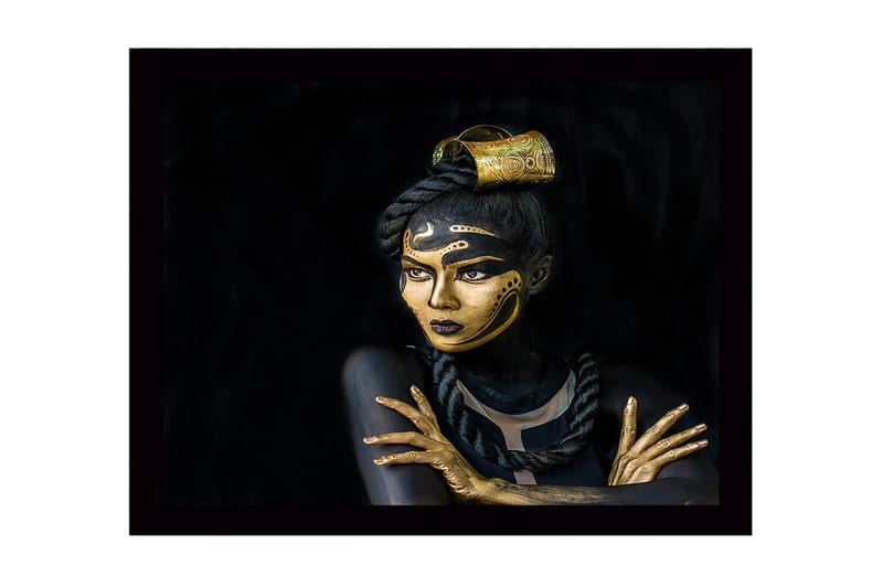 Indrammet lærredstryk i træ - 41x56 cm - Portræt af en kvinde med gylden makeup og detaljerede mønstre, Guld / Sort