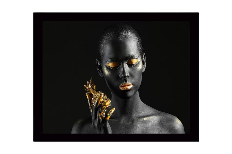 Indrammet lærredstryk i træ - 41x56 cm - Portræt af en kvinde med sort hud og gyldne detaljer, der holder en ananas, Sort / Guld
