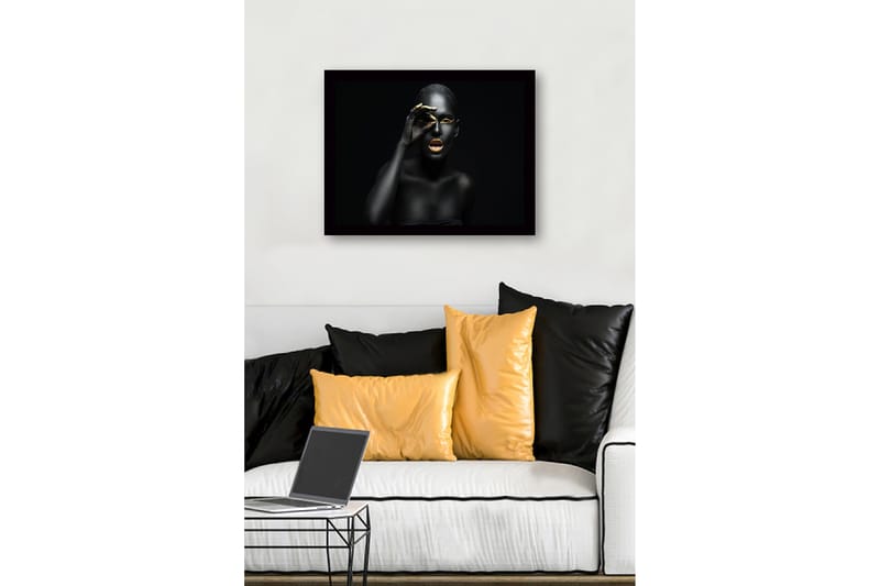 Indrammet lærredstryk i træ - 41x56 cm - Portræt af en kvinde med sort kropsmaling og gyldne detaljer - Sort / Guld - Boligtilbehør - Billeder & kunst