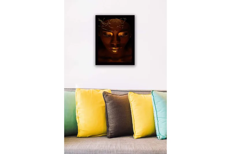 Indrammet lærredstryk i træ - 41x56 cm - Portræt af en kvinde med gyldne detaljer og et mystisk udtryk - Mørkebrun / Guld - Boligtilbehør - Billeder & kunst