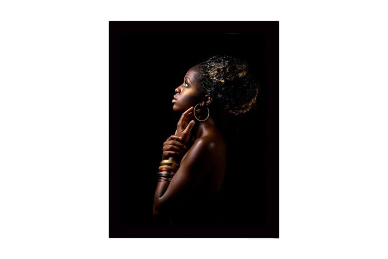 Indrammet lærredstryk i træ - 41x56 cm - Portræt af en kvinde i profil med elegant kropsholdning og smykker, Mørkebrun / Guld / Sort