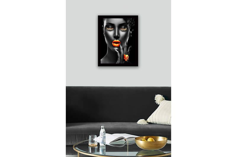 Indrammet lærredstryk i træ - 41x56 cm - Portræt af en kvinde med stærke farver på læber og øjenvipper - Orange / Sort - Boligtilbehør - Billeder & kunst