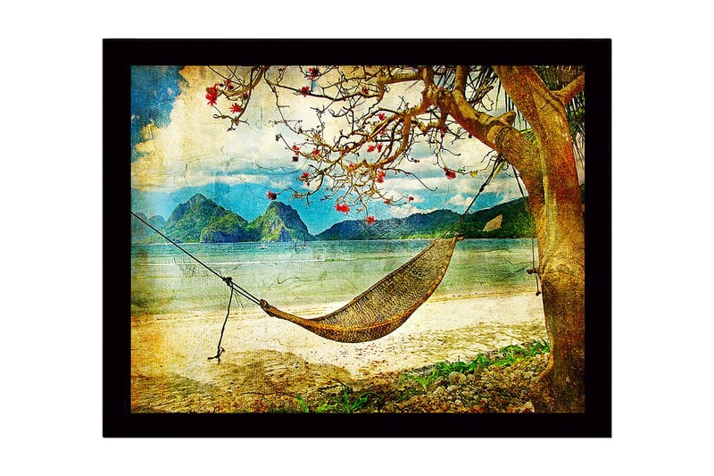 Indrammet trælærredstryk - 41x56 cm - Afslappende hængekøje under et træ ved stranden med bjerge i baggrunden, Blå / Grøn / Beige