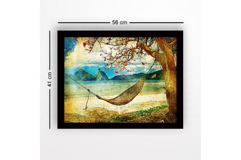 Indrammet trælærredstryk - 41x56 cm - Afslappende hængekøje under et træ ved stranden med bjerge i baggrunden - Blå / Grøn / Beige - Boligtilbehør - Billeder & kunst