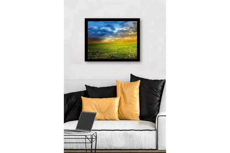 Indrammet trælærredstryk - 41x56 cm - Blomstrende eng med gule mælkebøtter under en dramatisk himmel - Gul / Blå / Grøn - Boligtilbehør - Billeder & kunst