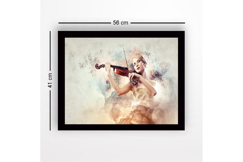 Indrammet trælærredstryk - 41x56 cm - Elegant kvinde der spiller violin omgivet af drømmeagtige skyer - Lys beige / Blød pink / Guld - Boligtilbehør - Billeder & kunst