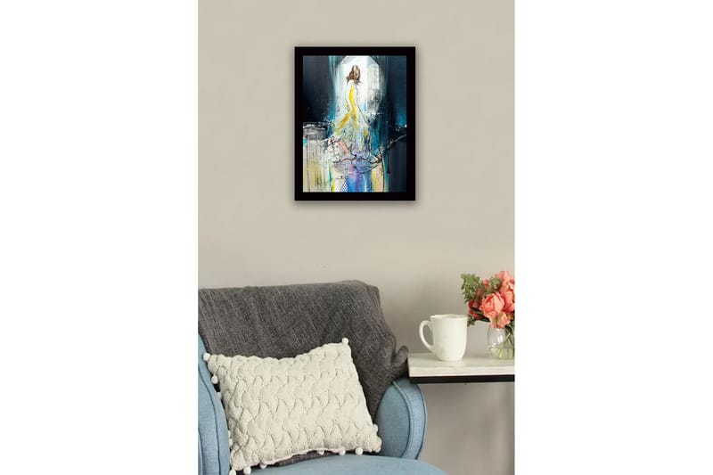 Indrammet trælærredstryk - 41x56 cm - Elegant kvinde i gul kjole, der bevæger sig gennem et drømmeagtigt miljø - Gul / Blå / Sort - Boligtilbehør - Billeder & kunst