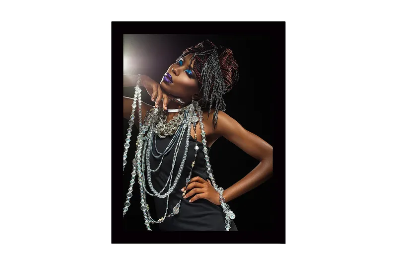 Indrammet trælærredstryk - 41x56 cm - Elegant kvinde med funklende smykker og dramatisk makeup, Sort / Sølv / Lilla