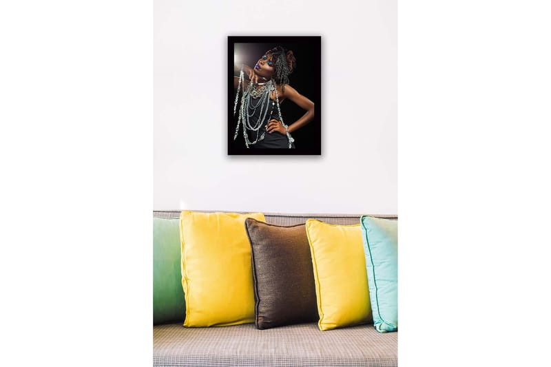 Indrammet trælærredstryk - 41x56 cm - Elegant kvinde med funklende smykker og dramatisk makeup - Sort / Sølv / Lilla - Boligtilbehør - Billeder & kunst