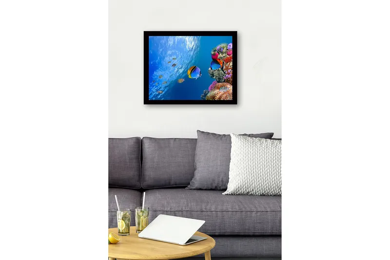 Indrammet trælærredstryk - 41x56 cm - Farverig undervandsscene med koralrev og svømmende fisk - Blå / Orange / Lyserød - Boligtilbehør - Billeder & kunst