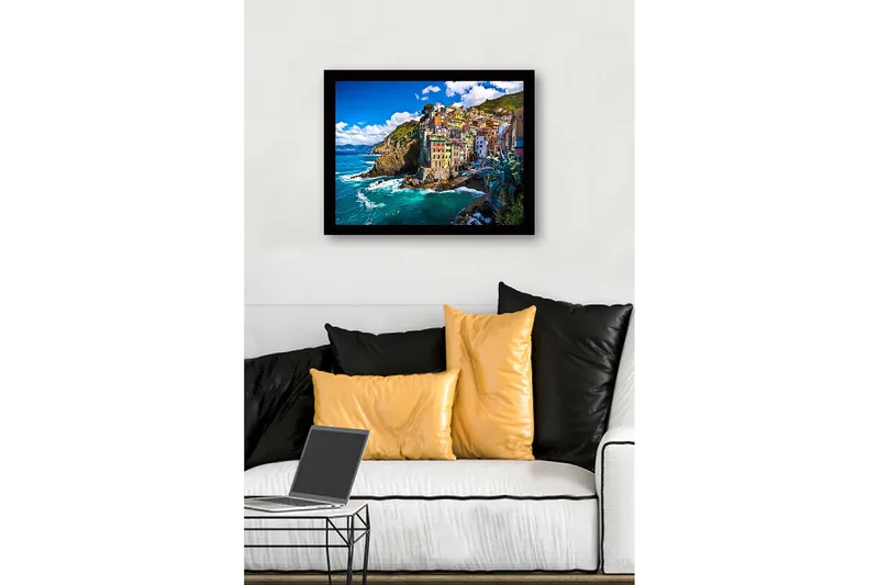 Indrammet trælærredstryk - 41x56 cm - Farverige huse på en klippefyldt kystlinje - Blå / Grøn / Gul - Boligtilbehør - Billeder & kunst