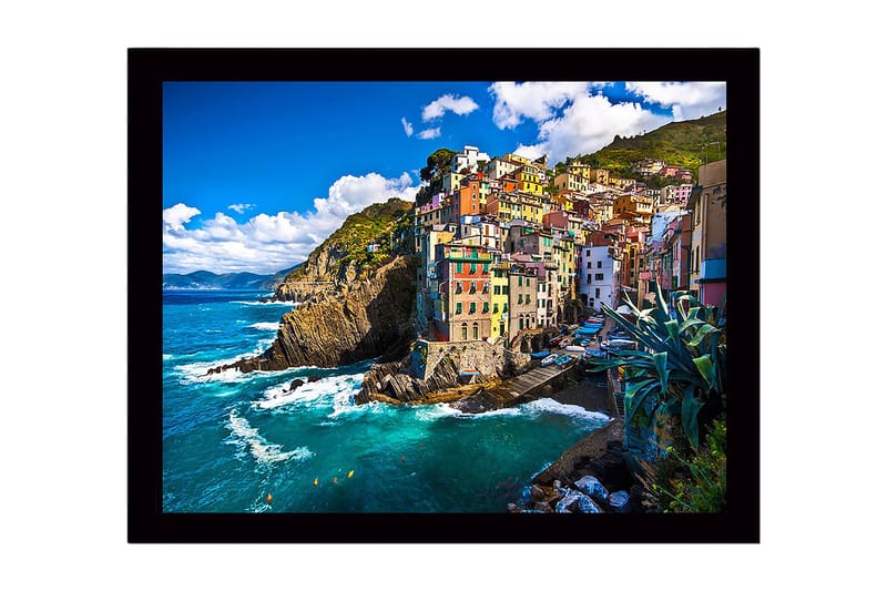 Indrammet trælærredstryk - 41x56 cm - Farverige huse på en klippefyldt kystlinje, Blå / Grøn / Gul