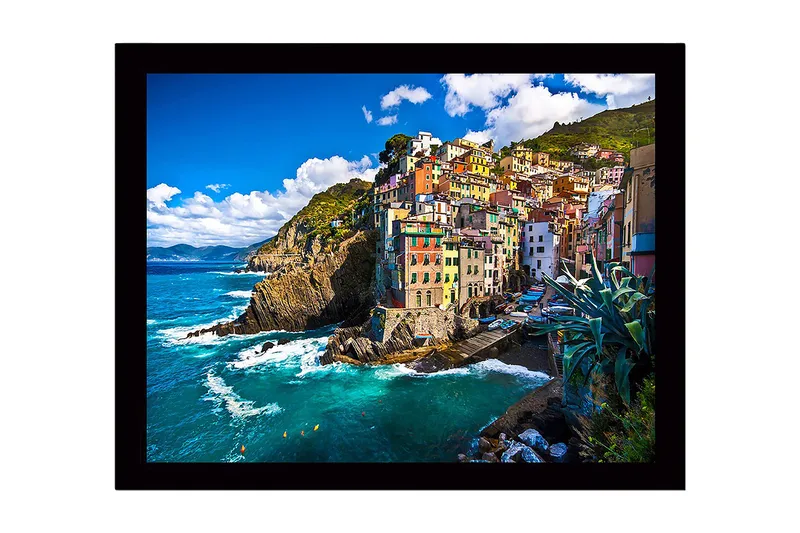 Indrammet trælærredstryk - 41x56 cm - Farverige huse på en klippefyldt kystlinje, Blå / Grøn / Gul