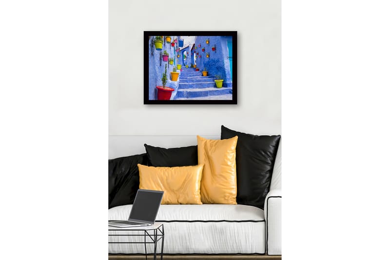 Indrammet trælærredstryk - 41x56 cm - Farverige potter på en blå trappe i en malerisk gyde - Blå / Gul / Rød - Boligtilbehør - Billeder & kunst