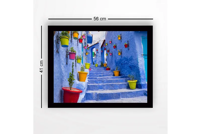 Indrammet trælærredstryk - 41x56 cm - Farverige potter på en blå trappe i en malerisk gyde - Blå / Gul / Rød - Boligtilbehør - Billeder & kunst