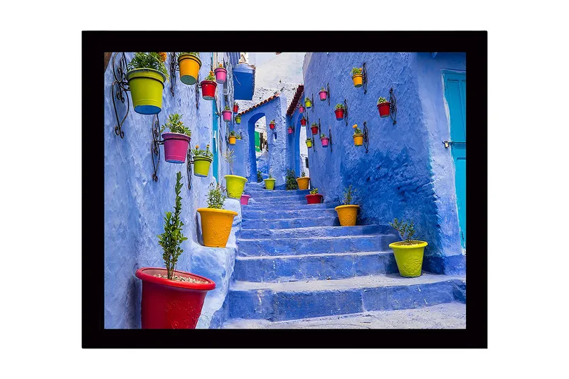 Indrammet trælærredstryk - 41x56 cm - Farverige potter på en blå trappe i en malerisk gyde - Blå / Gul / Rød - Boligtilbehør - Billeder & kunst