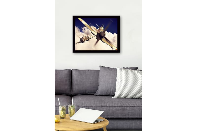 Indrammet trælærredstryk - 41x56 cm - Flyvemaskine der svæver gennem en overskyet himmel - Grå / Blå / Hvid - Boligtilbehør - Billeder & kunst