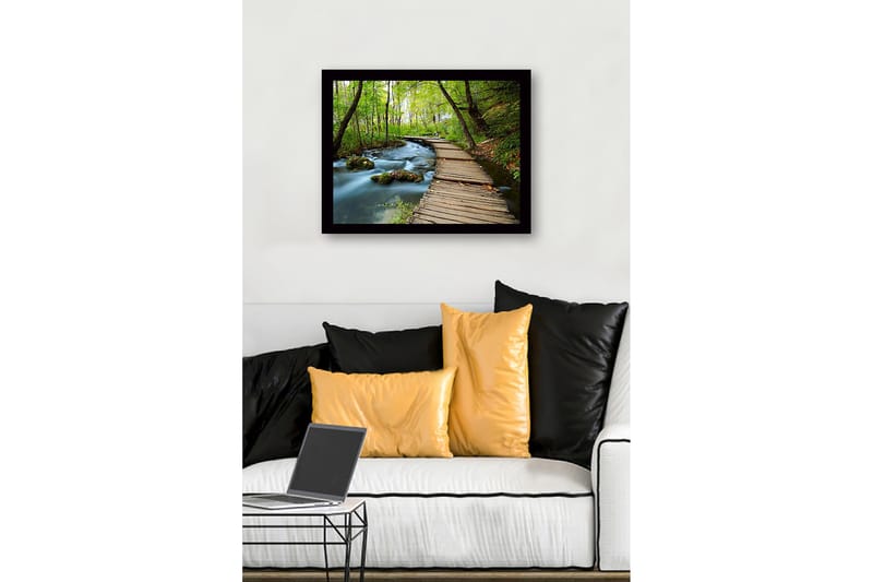 Indrammet trælærredstryk - 41x56 cm - Frodig skovsti med en træbro, der krydser en rislende bæk - Grøn / Brun / Blå - Boligtilbehør - Billeder & kunst
