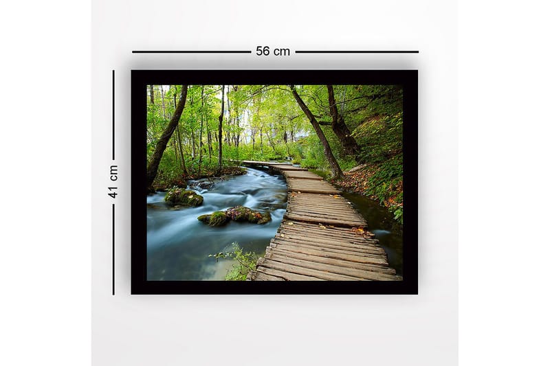 Indrammet trælærredstryk - 41x56 cm - Frodig skovsti med en træbro, der krydser en rislende bæk - Grøn / Brun / Blå - Boligtilbehør - Billeder & kunst