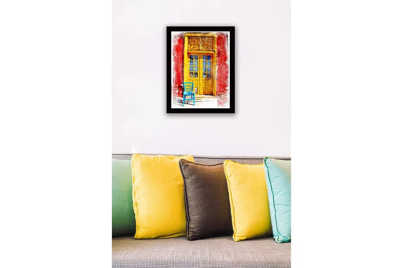 Indrammet trælærredstryk - 41x56 cm - Gylden dør med en blå stol foran på en rød væg - Gul / Blå / Rød - Boligtilbehør - Billeder & kunst