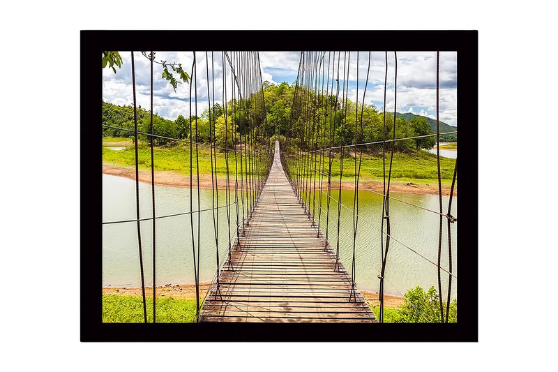 Indrammet trælærredstryk - 41x56 cm - Hængebro over en rolig sø, Grøn / Brun / Blå