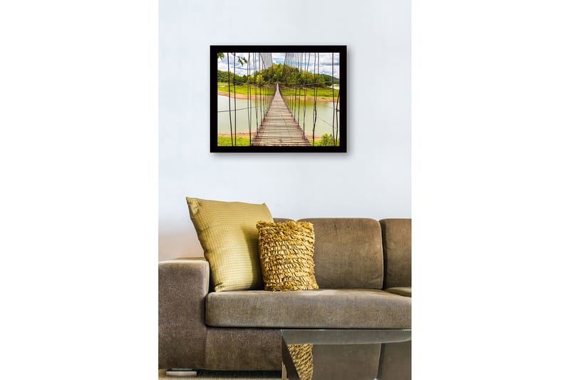 Indrammet trælærredstryk - 41x56 cm - Hængebro over en rolig sø - Grøn / Brun / Blå - Boligtilbehør - Billeder & kunst