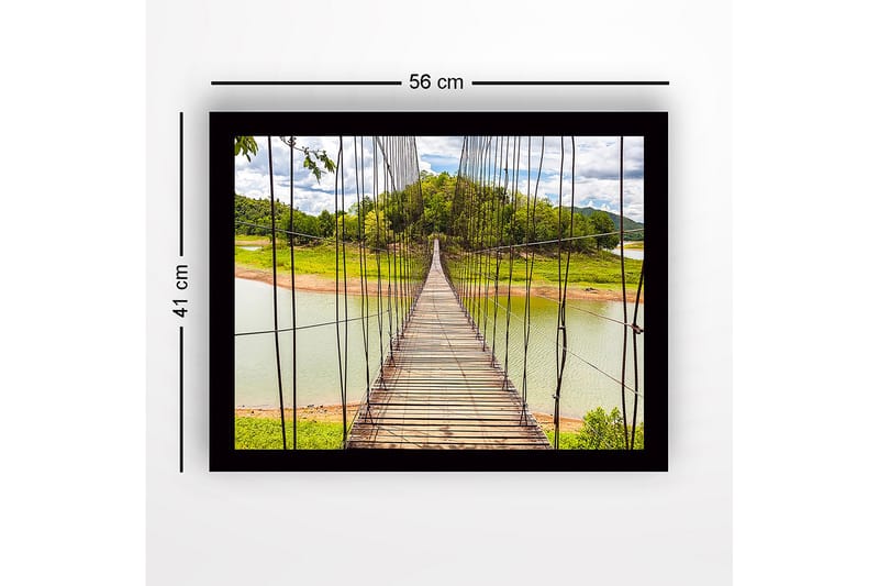 Indrammet trælærredstryk - 41x56 cm - Hængebro over en rolig sø - Grøn / Brun / Blå - Boligtilbehør - Billeder & kunst