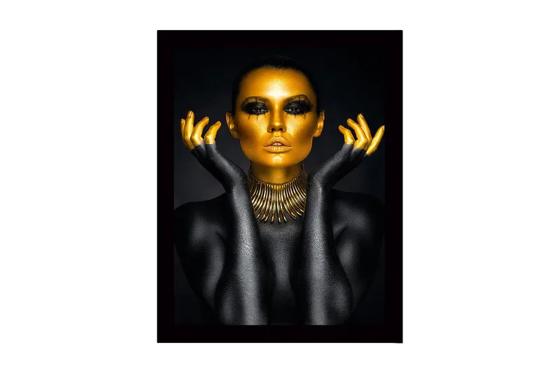 Indrammet trælærredstryk - 41x56 cm - Kropsmalet kvinde med guldfingre og statement-halskæde mod mørk baggrund, Guld / Sort