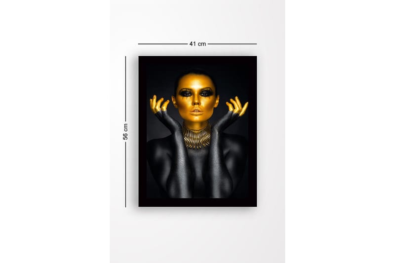 Indrammet trælærredstryk - 41x56 cm - Kropsmalet kvinde med guldfingre og statement-halskæde mod mørk baggrund - Guld / Sort - Boligtilbehør - Billeder & kunst
