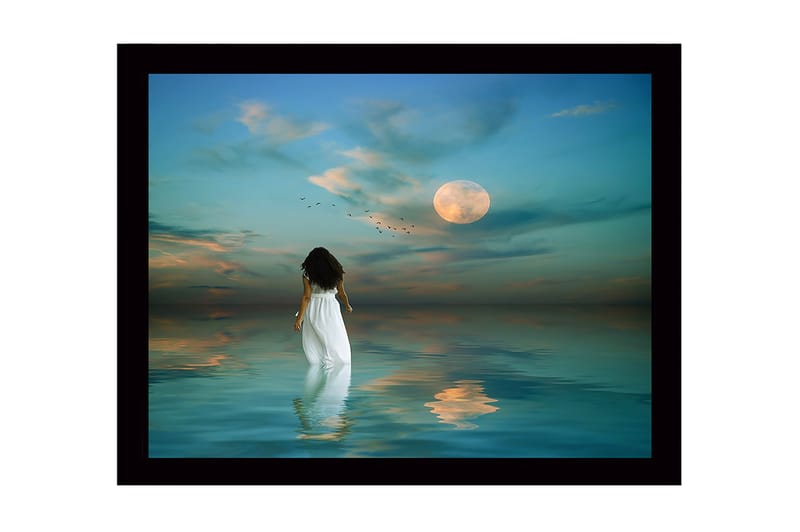 Indrammet trælærredstryk - 41x56 cm - Kvinde i hvid kjole går mod en fuldmåne over stille vand, Blå / Hvid / Grå