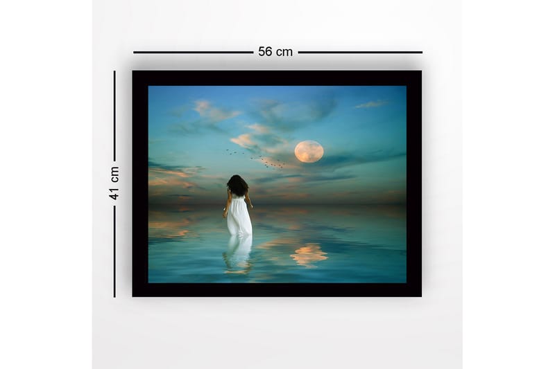 Indrammet trælærredstryk - 41x56 cm - Kvinde i hvid kjole går mod en fuldmåne over stille vand - Blå / Hvid / Grå - Boligtilbehør - Billeder & kunst