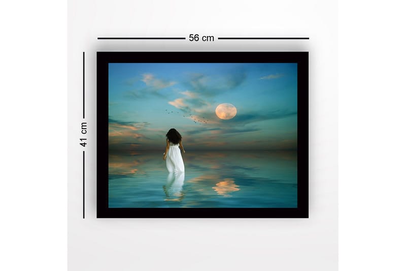 Indrammet trælærredstryk - 41x56 cm - Kvinde i hvid kjole går mod en fuldmåne over stille vand - Blå / Hvid / Grå - Boligtilbehør - Billeder & kunst