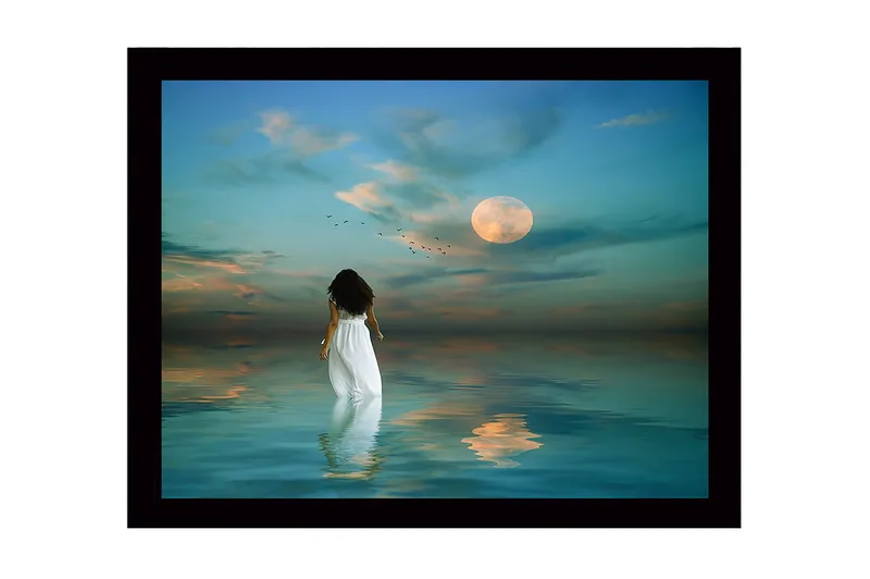 Indrammet trælærredstryk - 41x56 cm - Kvinde i hvid kjole går mod en fuldmåne over stille vand, Blå / Hvid / Grå