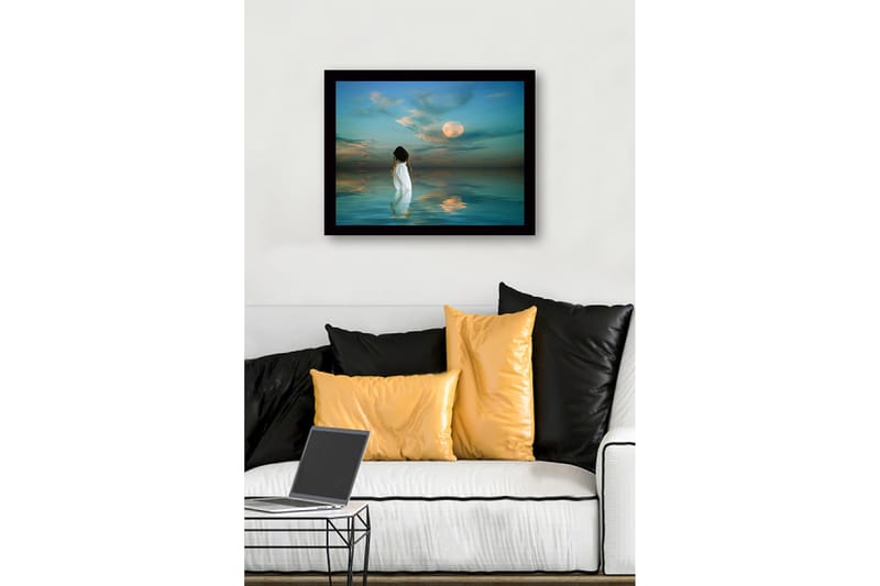 Indrammet trælærredstryk - 41x56 cm - Kvinde i hvid kjole går mod en fuldmåne over stille vand - Blå / Hvid / Grå - Boligtilbehør - Billeder & kunst