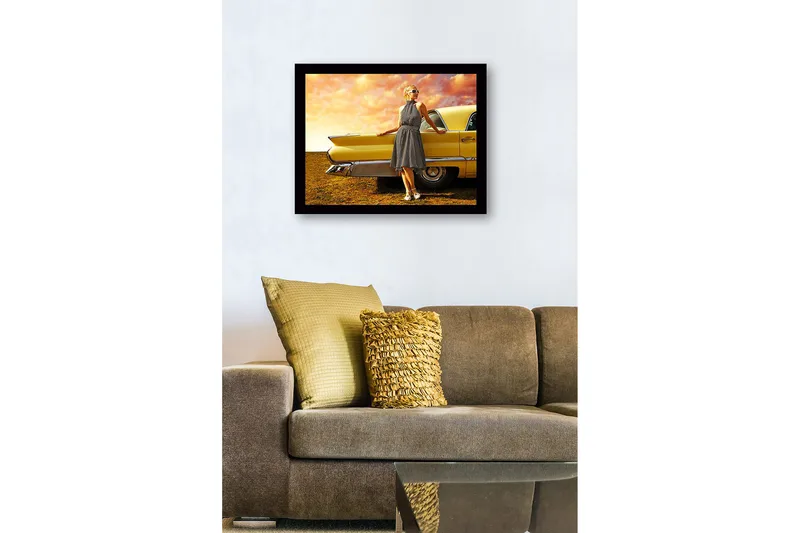 Indrammet trælærredstryk - 41x56 cm - Kvinde i prikket kjole læner sig op ad en veteranbil - Gul / Sort / Hvid - Boligtilbehør - Billeder & kunst