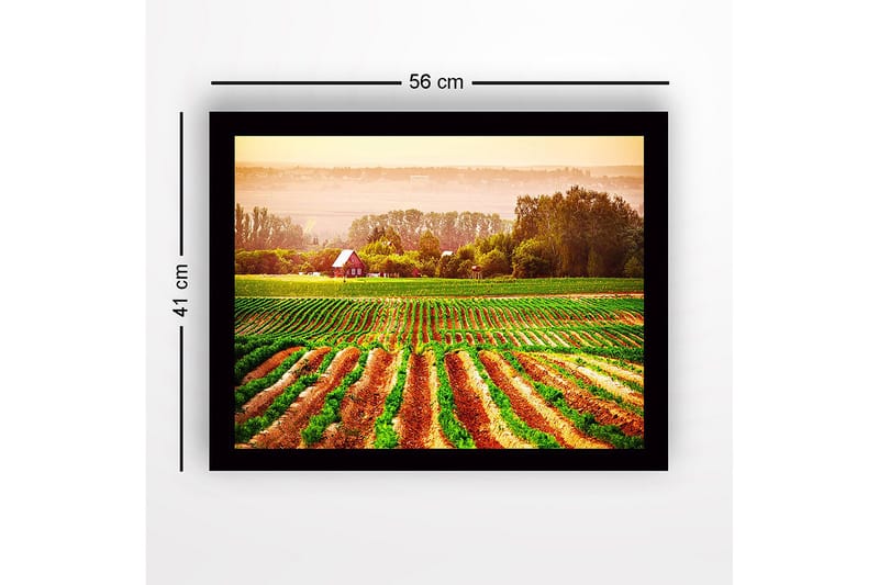 Indrammet trælærredstryk - 41x56 cm - Landligt motiv med et rødt hus omgivet af grønne marker og pløjede marker - Grøn / Orange / Rød - Boligtilbehør - Billeder & kunst
