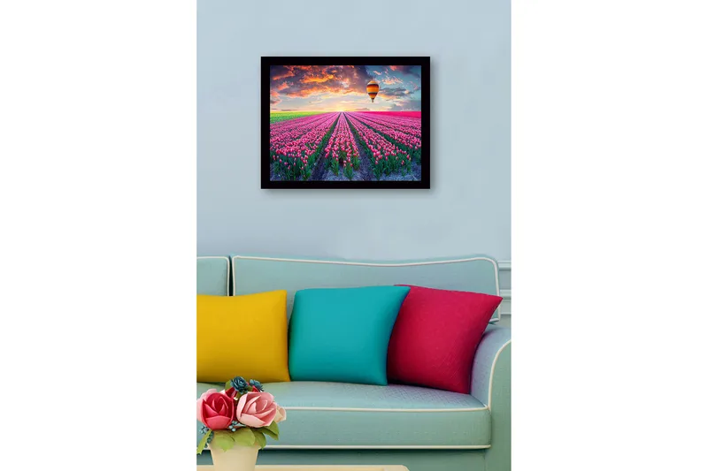 Indrammet trælærredstryk - 41x56 cm - Mark af farverige tulipaner under en ballon ved solnedgang - Lyserød / Grøn / Orange - Boligtilbehør - Billeder & kunst
