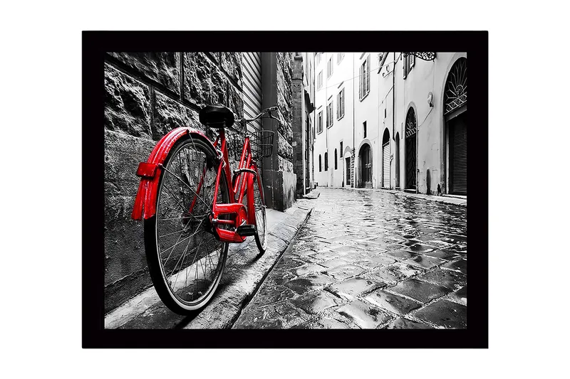 Indrammet trælærredstryk - 41x56 cm - Rød cykel lænet op ad en gammel stenmur i en regnfuld gyde, Rød / Sort / Grå