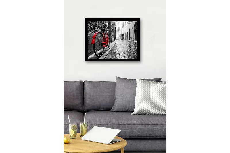 Indrammet trælærredstryk - 41x56 cm - Rød cykel lænet op ad en gammel stenmur i en regnfuld gyde - Rød / Sort / Grå - Boligtilbehør - Billeder & kunst