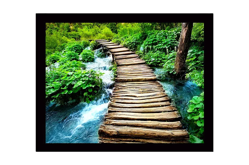 Indrammet trælærredstryk - 41x56 cm - Rustik træbro over rislende bæk i frodig skov, Grøn / Brun / Blå