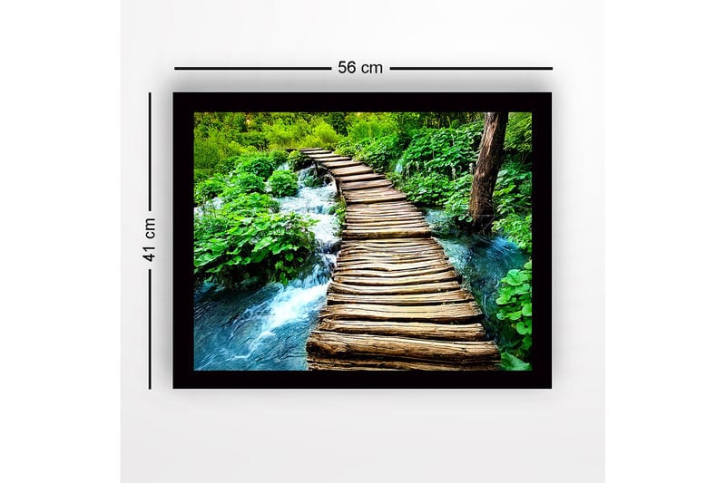 Indrammet trælærredstryk - 41x56 cm - Rustik træbro over rislende bæk i frodig skov - Grøn / Brun / Blå - Boligtilbehør - Billeder & kunst